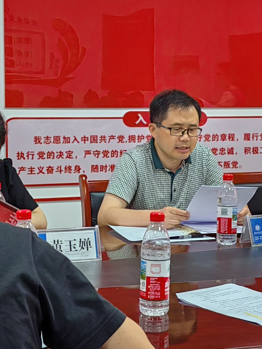 穿黑色衣服的男人在桌子边AI 生成的内容可能不正确。