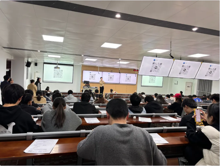 一群人在餐厅里AI 生成的内容可能不正确。