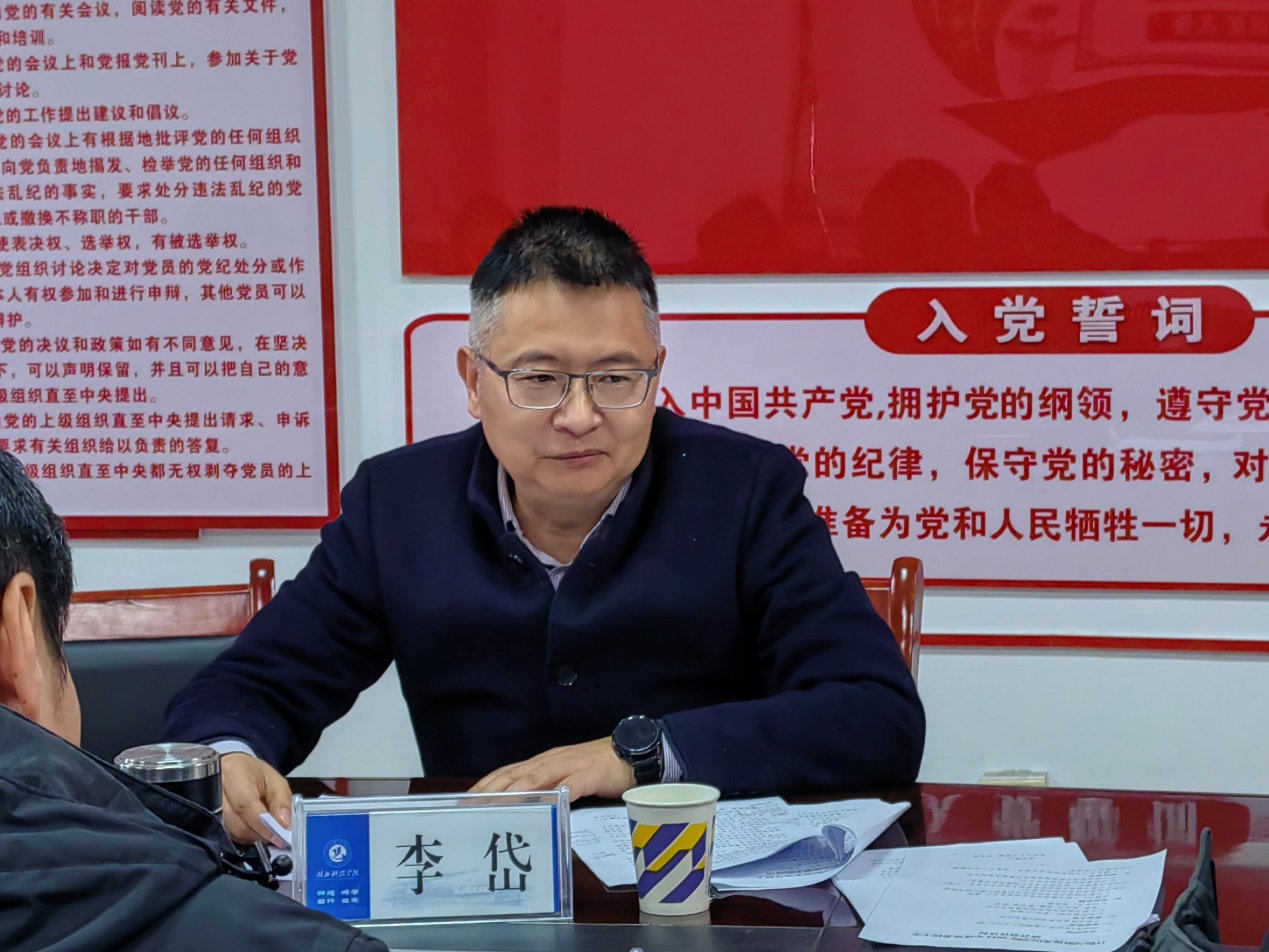 人坐在桌子前AI 生成的内容可能不正确。