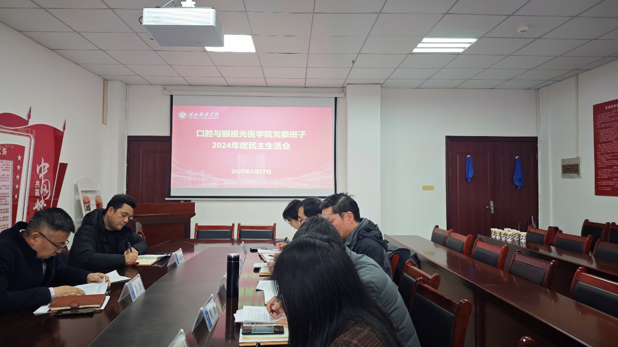 人们在看台上的人在房间里AI 生成的内容可能不正确。